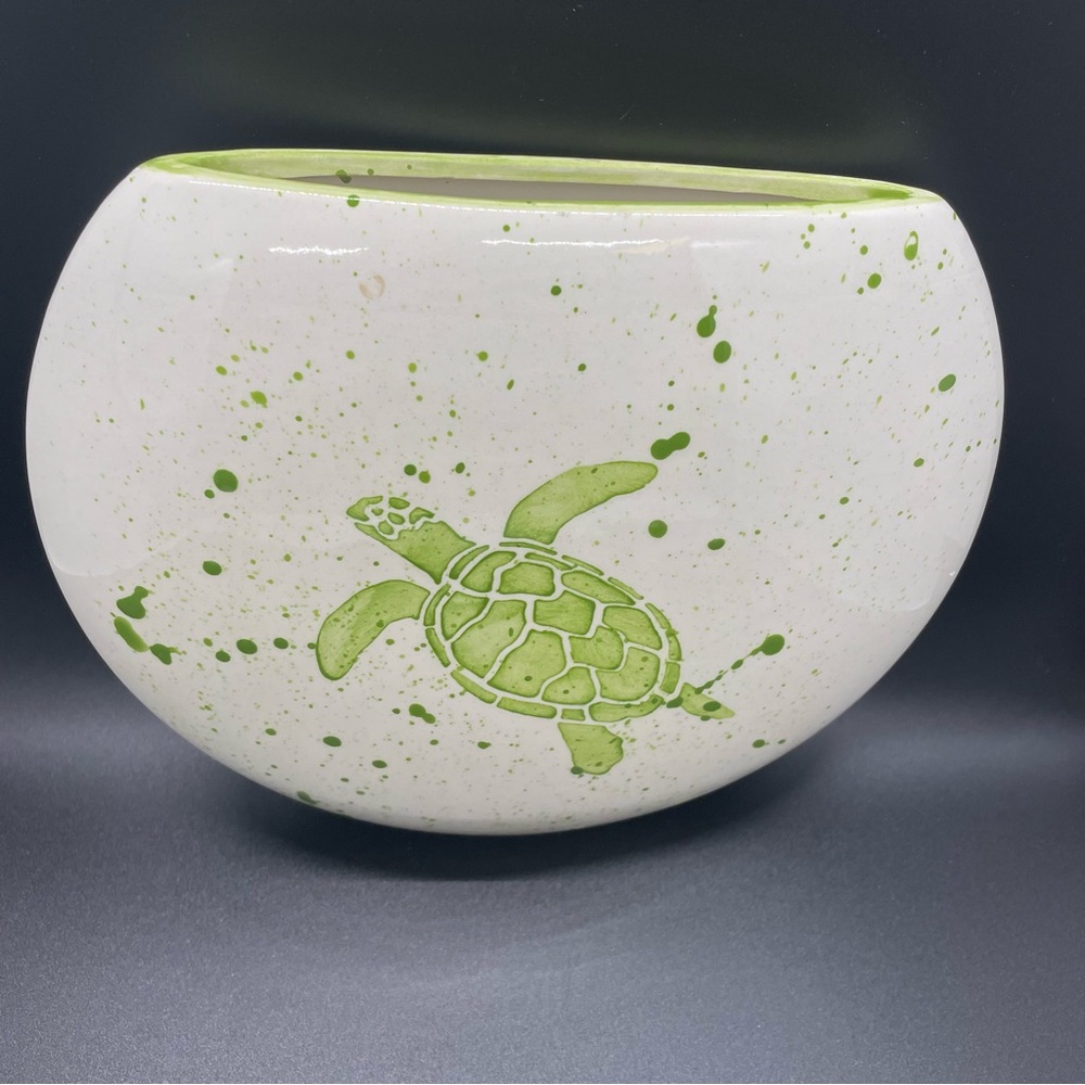 EI Designs Pottery VA Turtle Wall pocket/planter/Vase.